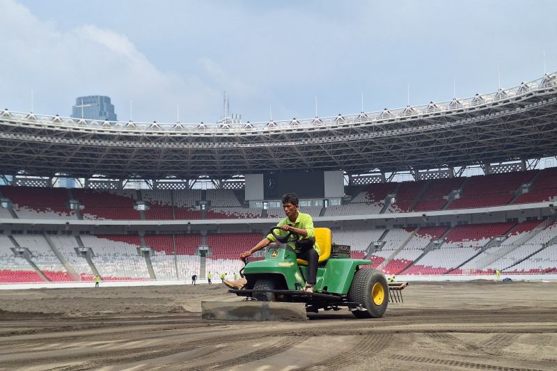 Para pekerja meratakan medium tanah yang akan segera dijadikan media tanam rumput dalam proyek revitalisasi di Stadion Gelora Utama Bung Karno, Senayan, Jakarta (10/7/2024). (ANTARA/FAJAR SATRIYO) - Image