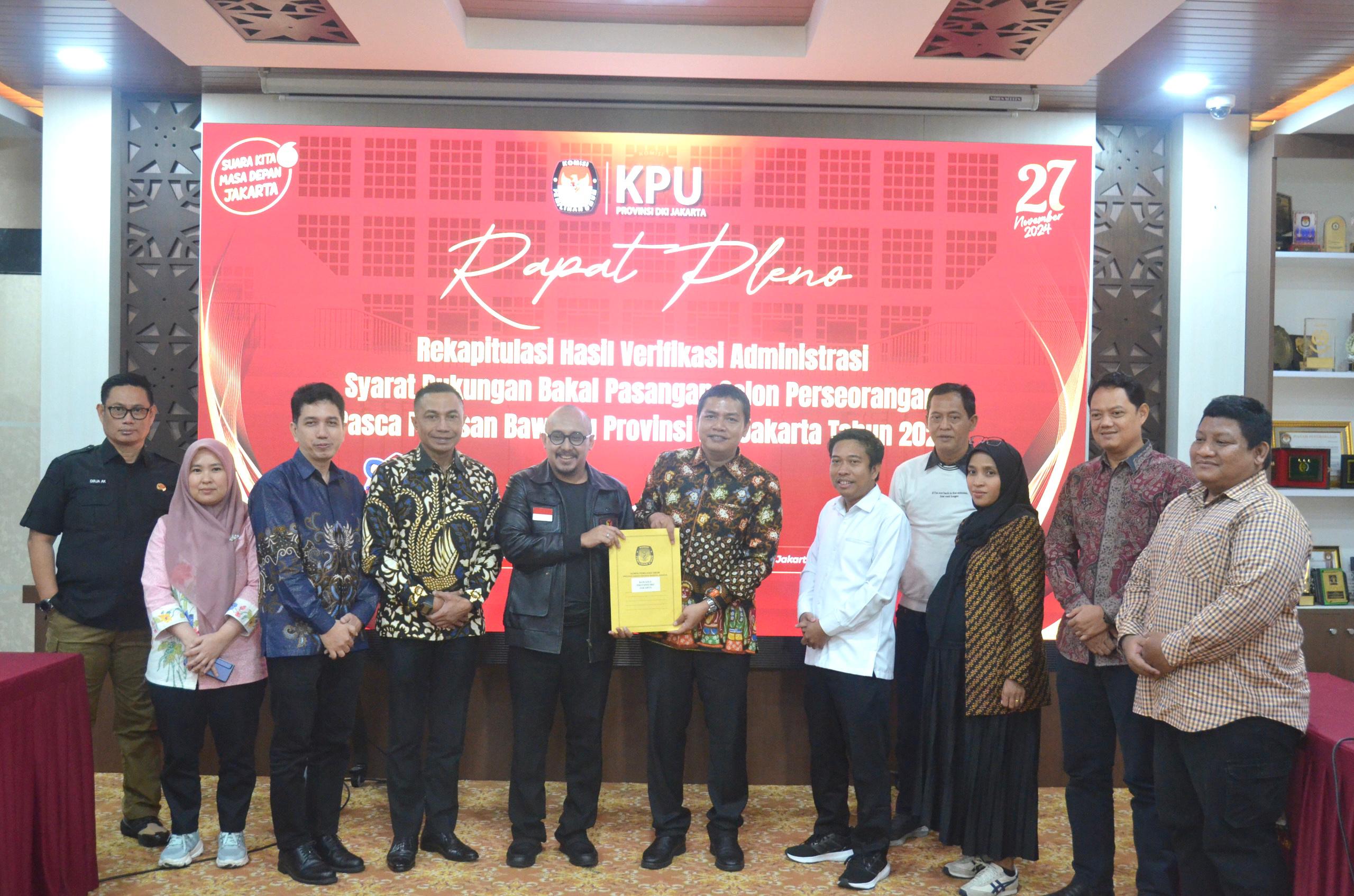 Pasangan Dharma Pongrekun-Kun Wardana Abyoto akhirnya dinyatakan lolos verifikasi administrasi untuk ikut dalam Pilkada Jakarta 2024 mendatang. (Royyan/ JawaPos.com) - Image