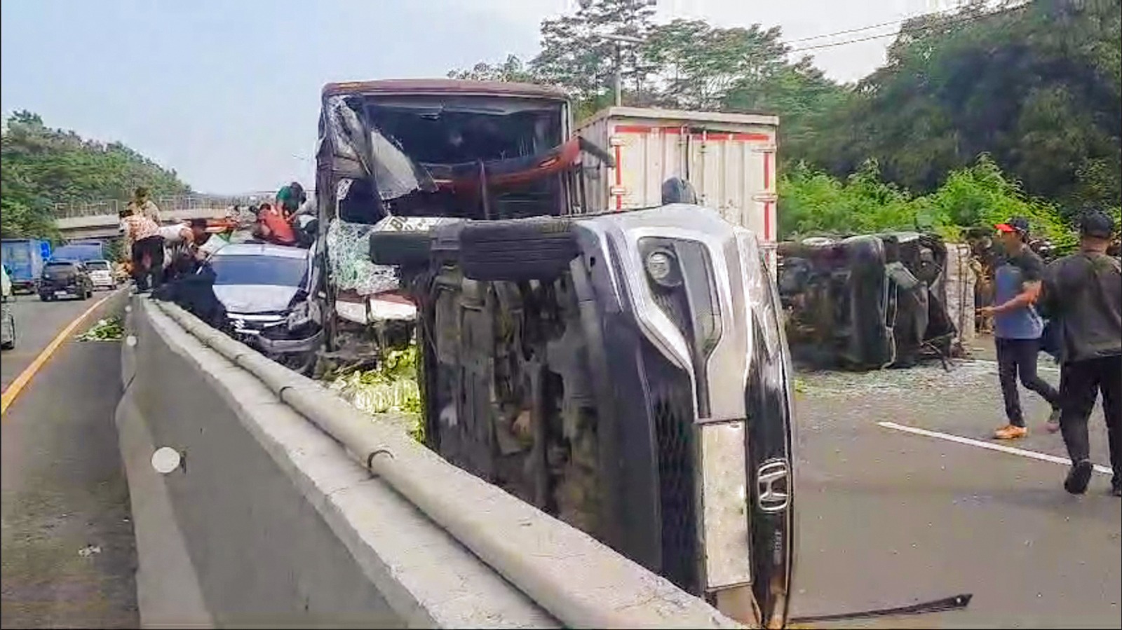 Kecelakaan beruntun yang terjadi di KM 85+600 Ruas Tol Cipularang arah Jakarta pada Rabu (10/7) pukul 15.20 WIB. (Istimewa) - Image