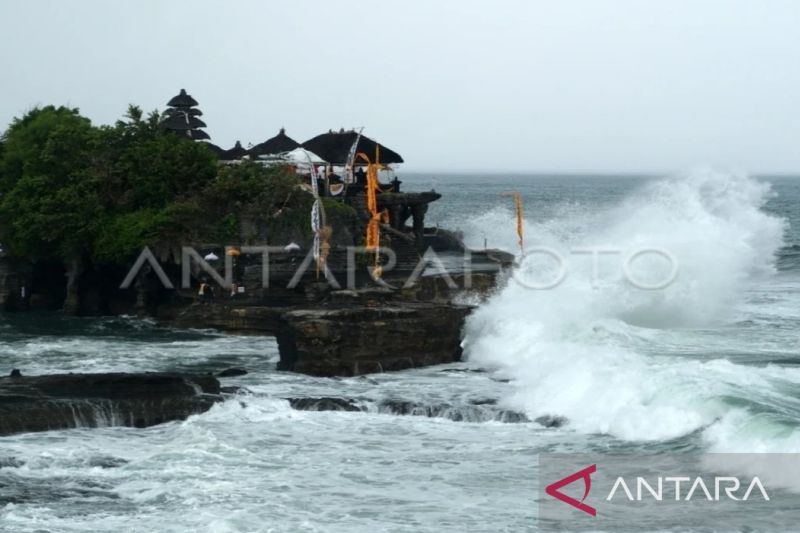 Pura Tanah Lot diterjang gelombang tinggi saat air laut pasang di objek wisata Tanah Lot, Tabanan, Bali, Kamis (14/3/2024) (ANTARA FOTO/Nyoman Hendra Wibowo) - Image