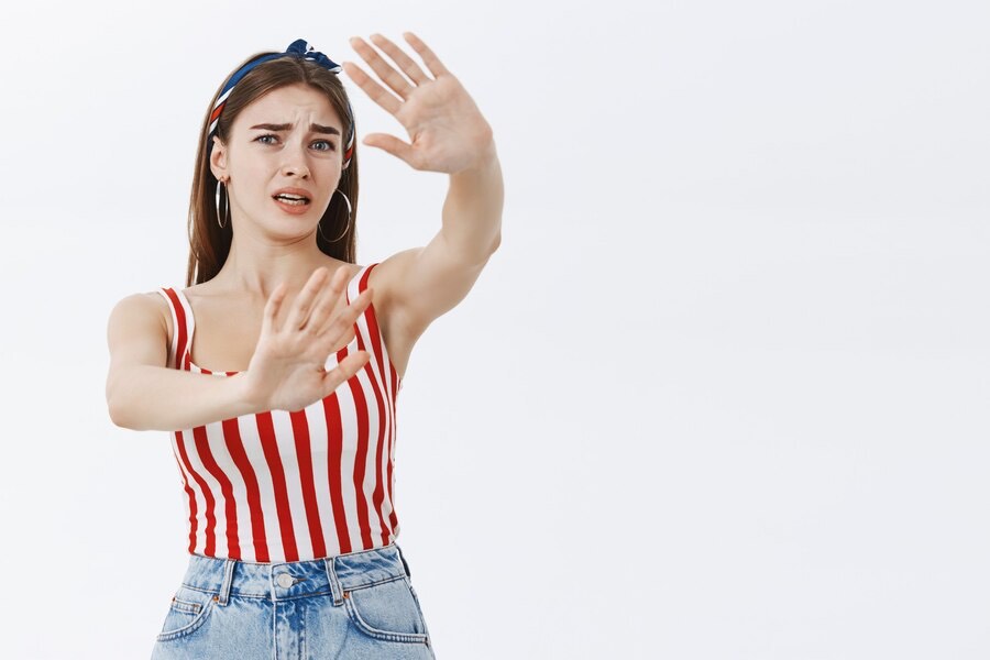 Ilustrasi orang tidak suka difoto. (Cookie_Studio/Freepik) - Image