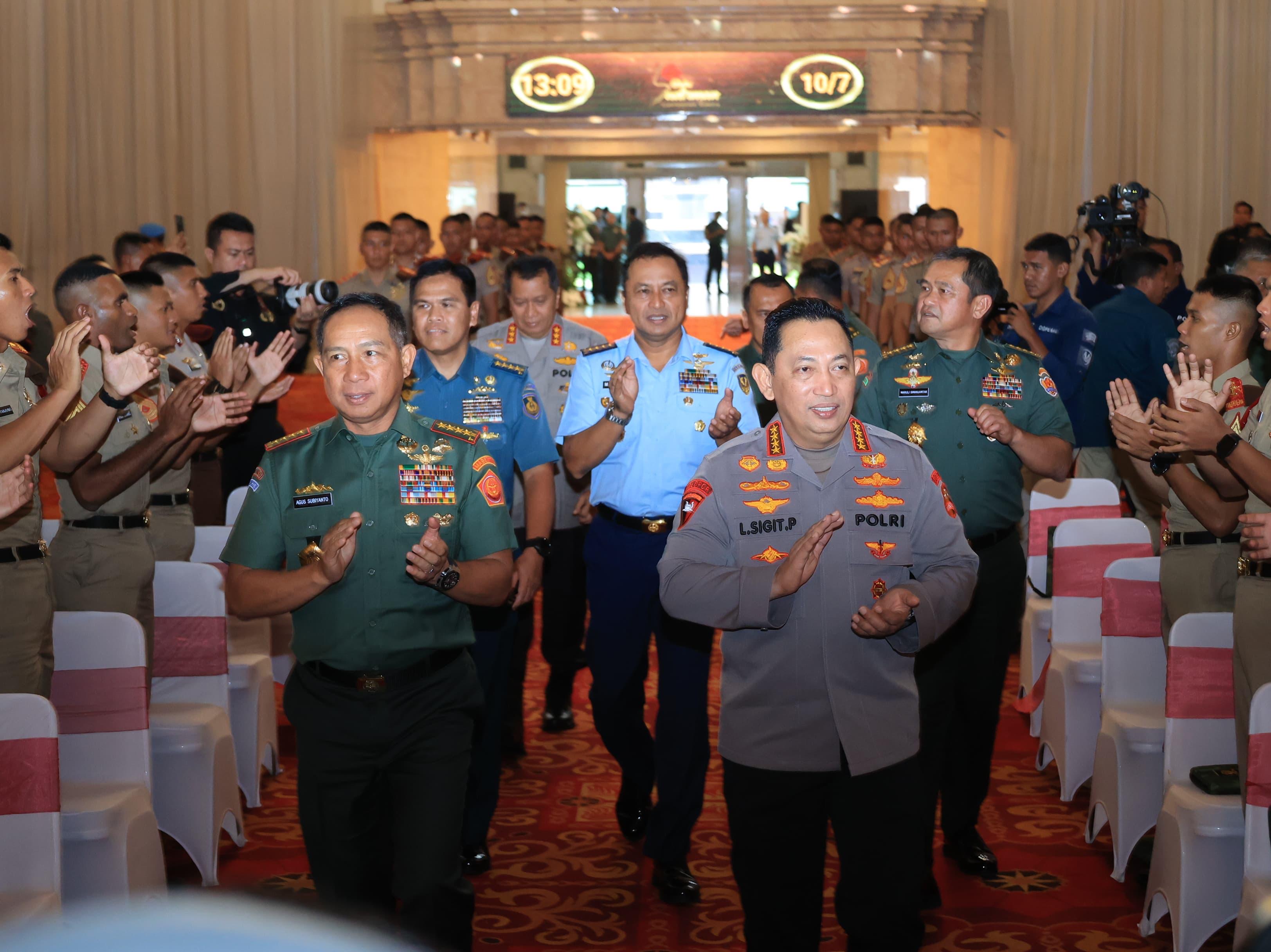 Panglima TNI Jenderal Agus Subiyanto dan Kapolri Jenderal Listyo Sigit Prabowo saat memberi bekal kepada Capaja. (Mabes Polri) - Image