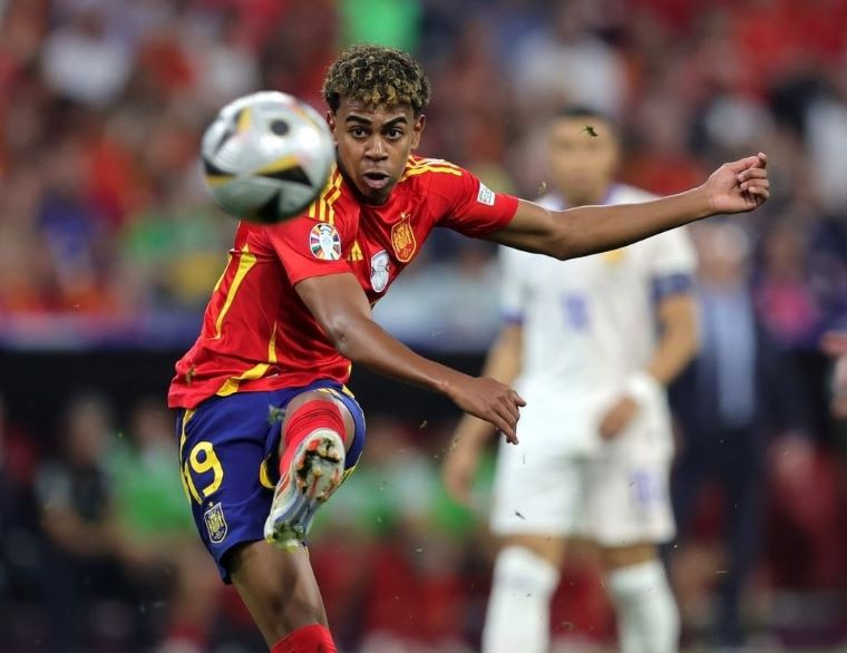 Lamine Yamal mencetak gol pertama Spanyol pada laga semifinal Euro 2024 melawan Prancis (11/7) - Image