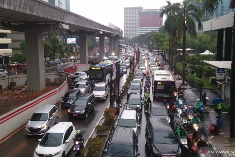Antrean kendaraan di Jalan Rasuna Said, Kuningan, Jakarta Selatan, arah Mampang mengalami kemacetan akibat hujan, Selasa (17/12/2019). ANTARA/Laily Rahmawaty - Image