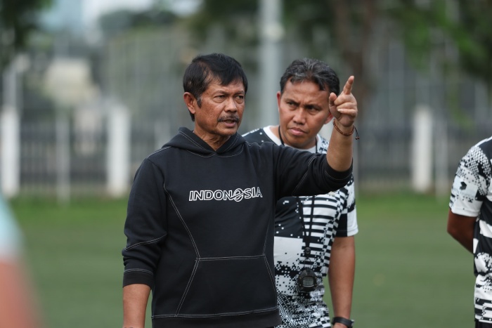Indra Sjafri memberikan arahan dalam latihan Timnas Indonesia U-19 yang akan melakukan pemusatan latihan di Surabaya jelang Piala AFF U-19. (pssi.org) - Image