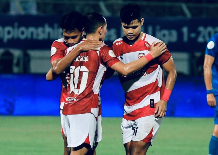 Fadilla Akbar (kanan) saat membela Madura United. Dia kini kembali membantu Laskar Sape Kerrab musim depan. (Badan Liga Indonesia) - Image