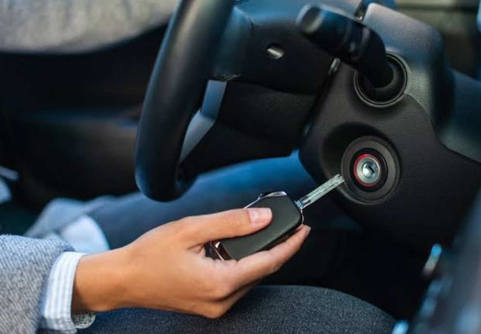 Ilustrasi memanaskan mesin mobil sebelum berkendara - Image