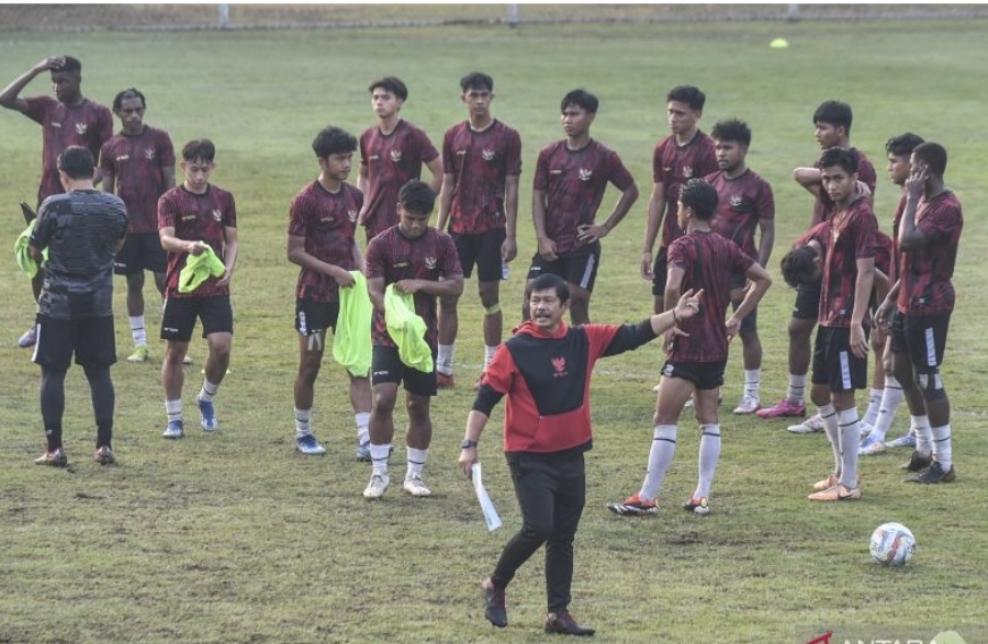 Indra Sjafri memimpin latihan Timnas U-19 di Jakarta - Image