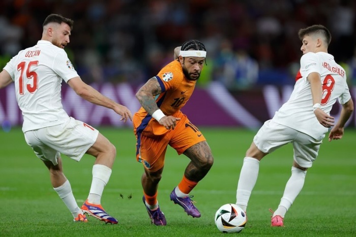 Memphis Depay (tengah) harus mendapatkan cedera saat pertandingan melawan Inggris di babak semifinal Euro 2024 (Instagram/@memphisdepay) - Image
