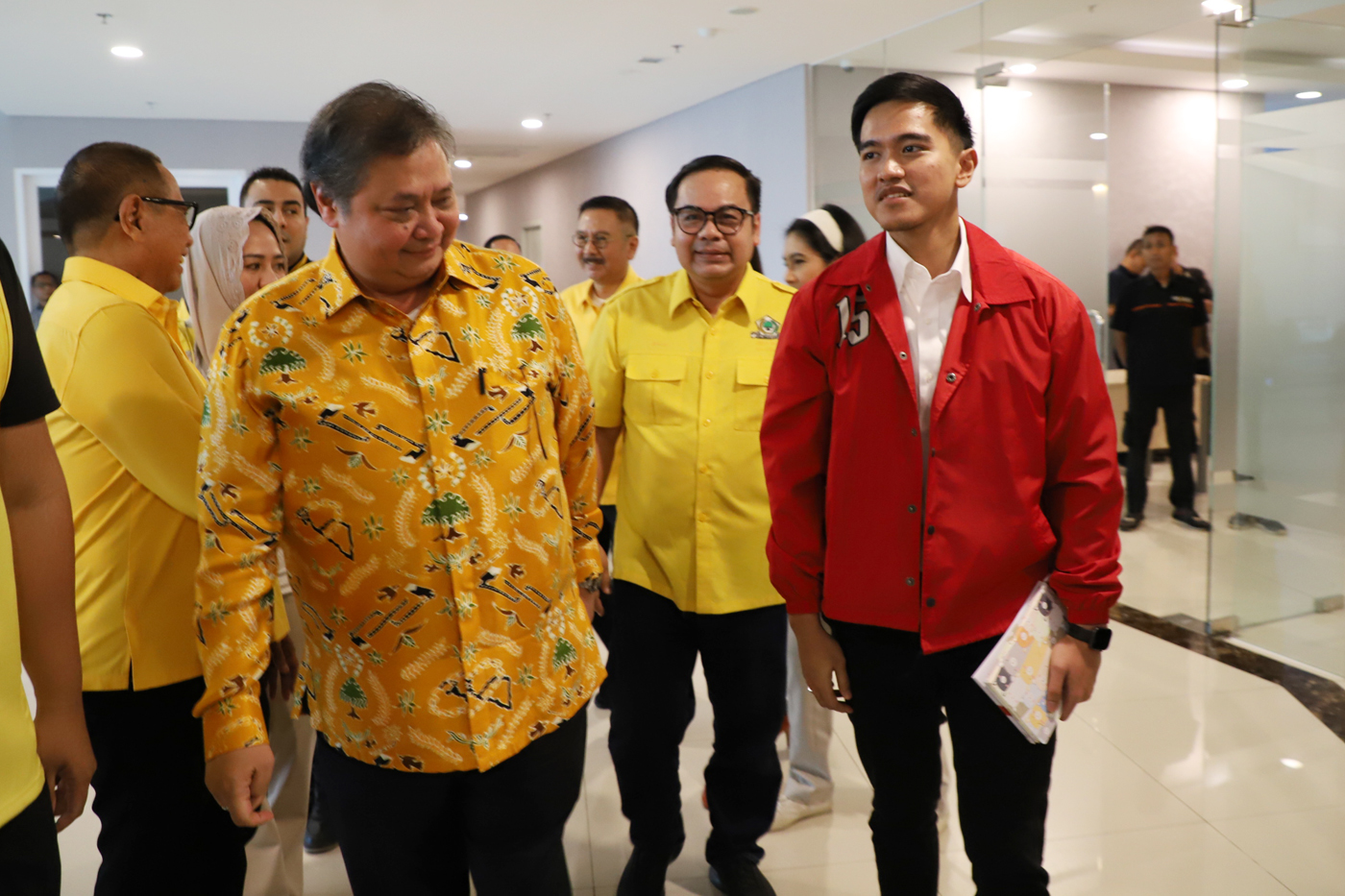 Ketua Umum Partai Golkar Airlangga Hartarto bersama Ketua Umum PSI Kaesang Pangarep saat menggelar pertemuan di Kantor DPP Partai Golkar, Jakarta, Kamis (11/7/2024). - Image