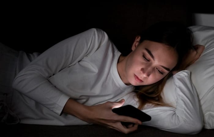 Berlebihan menggunakan gadget bisa menyebabkan kelelahan secara terus-menerus (freepik) - Image