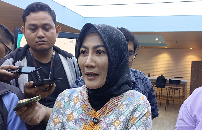 Plt Direktur Layanan Telekomunikasi dan Informatika Bakti Kominfo Yulis Widyo Marfiah (tengah) di kantor Kominfo (12/7). (Hilmi Setiawan/Jawa Pos) - Image