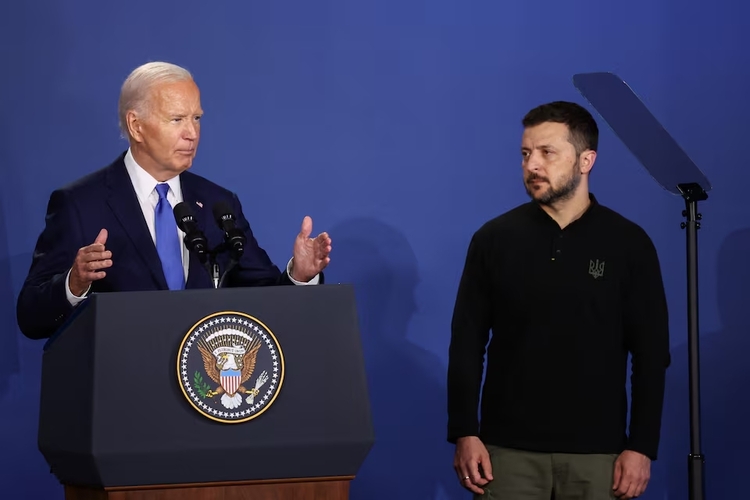 Presiden Ukraina Volodymyr Zelenskiy mendengarkan Presiden AS Joe Biden berbicara pada pertemuan Pakta Ukraina, di sela-sela pertemuan puncak peringatan 75 tahun NATO di Washington, AS, 11 Juli 2024. - Image