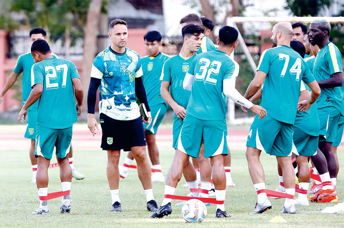 MAKIN INTENS: Paul Munster memimpin skuad Persebaya Surabaya berlatih di Lapangan THOR, Surabaya, Selasa (9/7). (ANGGER BONDAN/JAWA POS) - Image