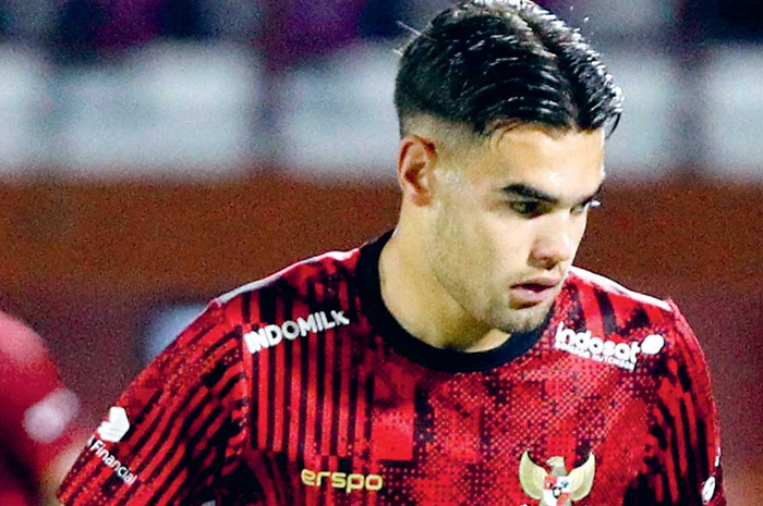 ANDALAN DI DEPAN: Jens Ra ven berlatih dengan skuad In do ne sia U-19 di Lapangan THOR, Surabaya, Kamis (11/7) malam. (Angger Bondan/Jawa Pos) - Image