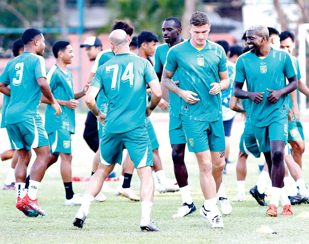 PROSES ADAPTASI: Para pemain baru Persebaya Surabaya sudah makin menyatu dengan tim. (Angger Bondan/Jawa Pos) - Image