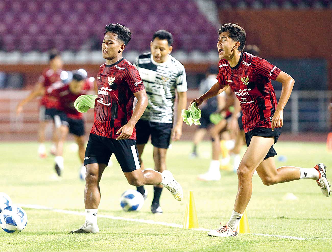SEMANGAT TINGGI: Toni Firmansyah (kiri) berlatih bersama skuad Indonesia U-19 di Lapangan THOR, Surabaya, pada Kamis (11/7) malam. (Angger Bondan/Jawa Pos) - Image