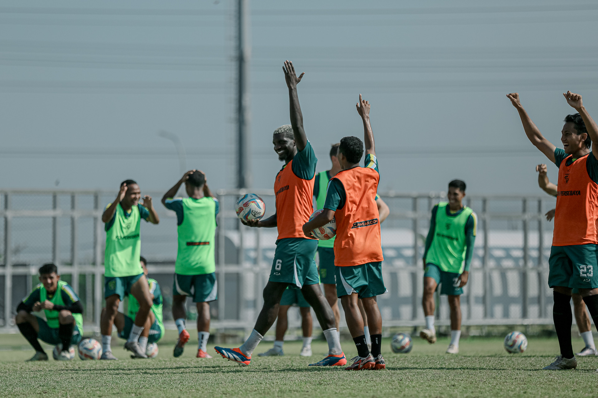 Gilson Costa dan para pemain Persebaya lainnya terlihat ceria saat latihan adu tendangan penalti. (Persebaya) - Image