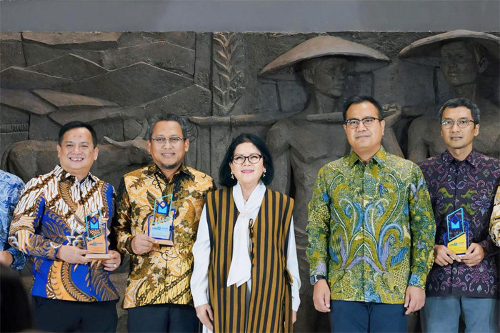 PT Pegadaian meraih penghargaan sebagai BUMN Tipe B dengan Peringkat II untuk Kategori BUMN Belanja B2B PaDi UMKM Terbaik 2023 di ajang PaDi UMKM Hybrid Expo & Conference 2024 yang di gelar di Jakarta - Image