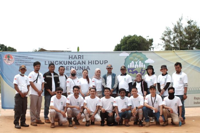 Kegiatan aksi bersih desa dan peduli lingkungan PT GNI di Morowali Utara. (Istimewa) - Image