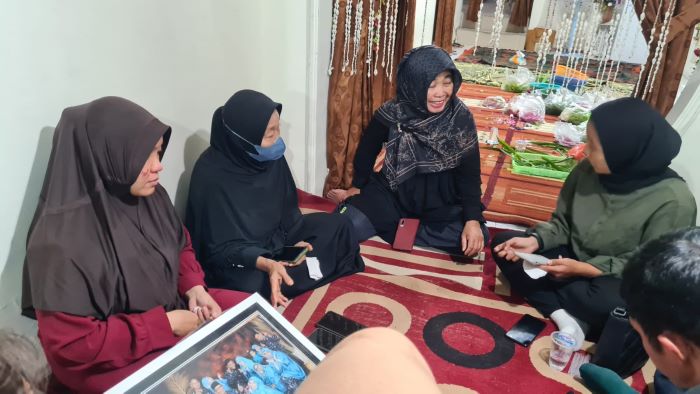 Suasana rumah duka salah satu korban kecelakaan lalu lintas rombongan Yayasan Darul Falah. (Dimas Nur/JawaPos.com) - Image