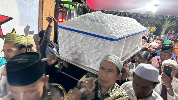 Jenazah Ketua Yayasan Darul Falah Surabaya KH Abdul Manan tiba di rumah duka, Kalilom, sekitar pukul 21.28. (Dimas Nur/JawaPos.com) - Image
