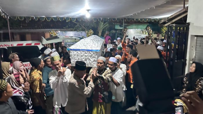 Jenazah Ketua Yayasan Darul Falah Surabaya KH Abdul Manan tiba di rumah duka, Kalilom, sekitar pukul 21.28. (Dimas Nur/JawaPos.com) - Image