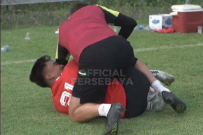 Aksi lucu Paul Munster yang melakukan smackdown ke Ernando Ari yang berhasil menangkap bola di latihan Persebaya Surabaya. (TikTok/@officialpersebaya) - Image