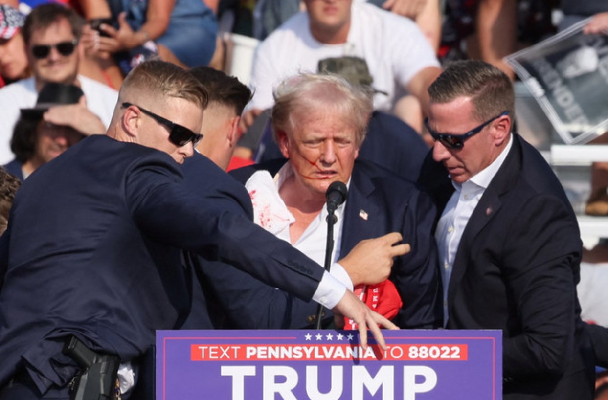 Calon presiden dari Partai Republik dan mantan Presiden AS Donald Trump dibantu oleh personel keamanan. - Image