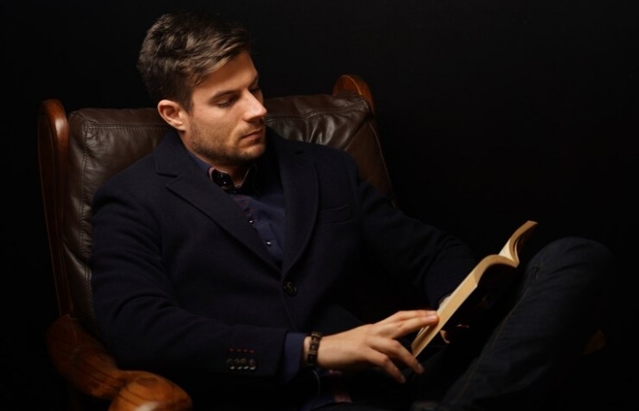 Ilustrasi orang dengan weton yang difitnah malah semakin sukses./freepik/wirestock - Image