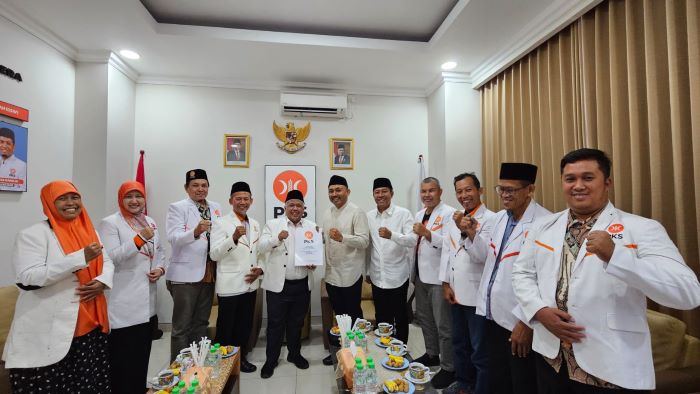 PKS Jawa Timur memberikan Surat Keputusan (SK) dari DPP PKS kepada Calon Kepala Daerah (Cakada) yang didukung. (PKS) - Image