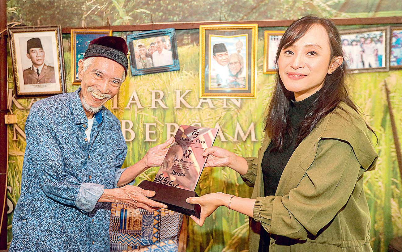 APRESIASI: Yok Koeswoyo (kiri) menerima plakat penghargaan dari Desy Andriani di Yayasan Koes Bersaudara, Jakarta Selatan, pada Sabtu (13/7) siang. (SALMAN TOYIBI/JAWA POS) - Image