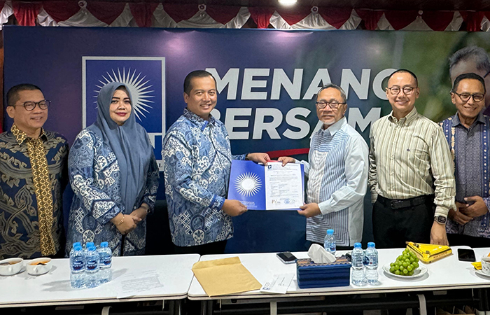 Ketua Umum PAN Zulkifli Hasan menyerahkan rekomendasi dukungan kepada pasangan Lalu Muhamad Iqbal dan Indah Putri Damayanti untuk Pilkada NTB 2024 di Jakarta. (Muhammad Ridwan/JawaPos.com) - Image