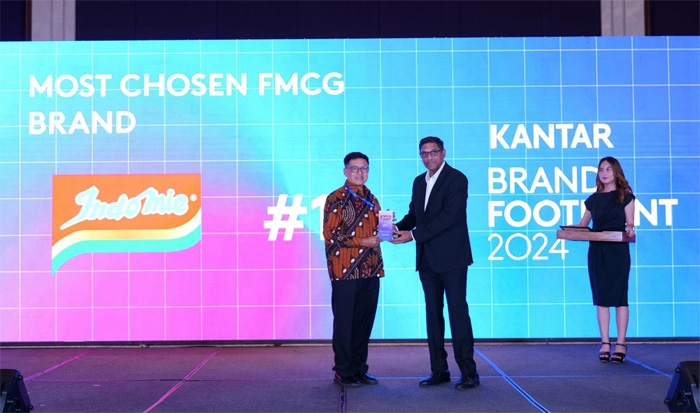 Head Corporate Communications Indomie, Stefanus Indrayana menerima penghargaan yang diberikan oleh Kantar kepada Indomie/(Istimewa). - Image