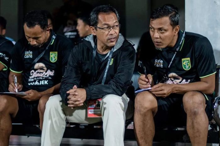 Momen Bejo Sugiantoro (kanan) ketika mengabdi di Persebaya Surabaya menjadi asisten pelatih Aji Santoso. (Instagram/@bejoalbaja) - Image