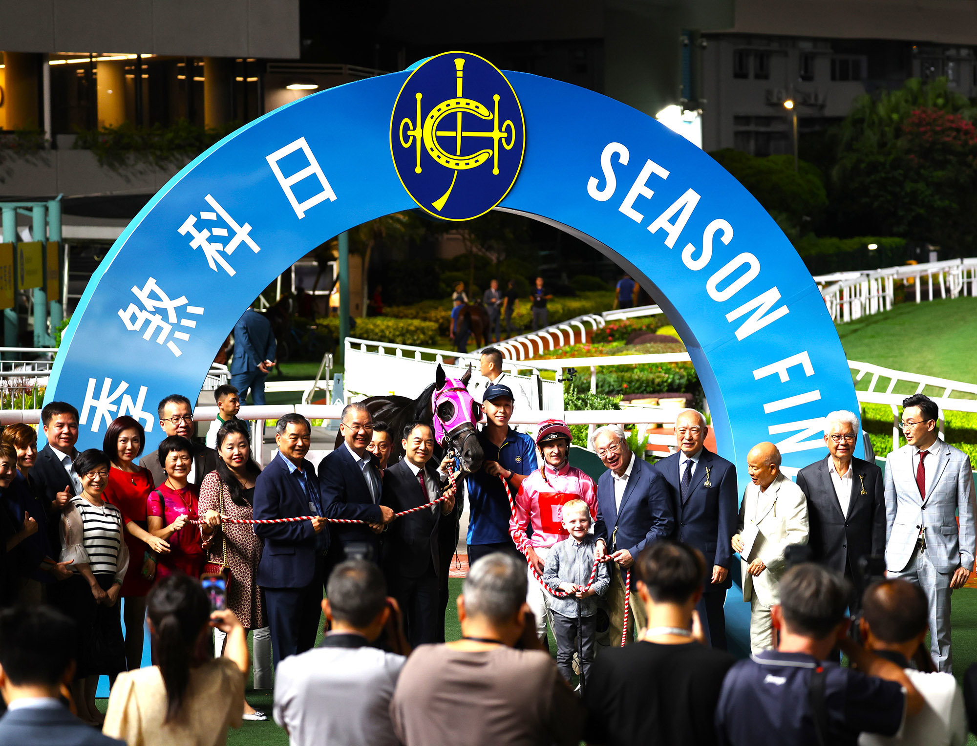 Selebrasi Zac Purton usai menang HKJC season finale day. (Bobby Arifin) - Image