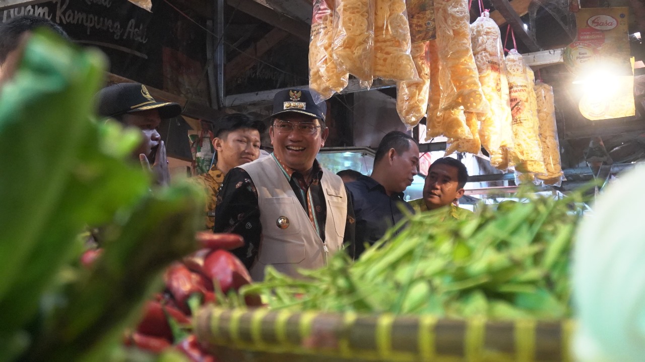 Pj Bupati Sumedang Yudia Ramli saat mengecek bapokting di pasar Tanjungsari. (Pemkab Sumedang) - Image