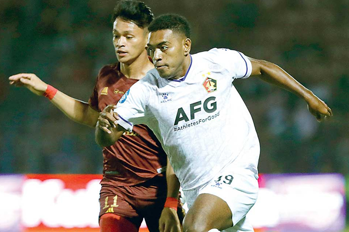 PULANG KAMPUNG: Aksi Jeam Kelly Sroyer saat masih berkostum Persik Kediri musim lalu. (ANGGER BONDAN/JAWA POS) - Image