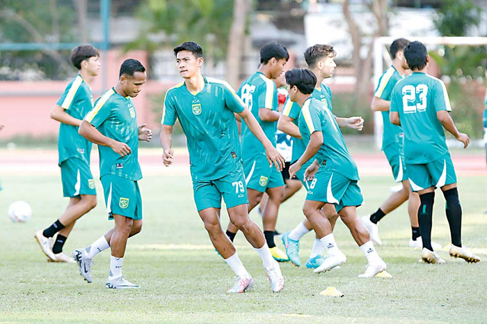 BEREBUT POSISI: Para pemain Persebaya menjalani latihan di Lapangan THOR, Surabaya, Selasa (9/7) lalu. (ANGGER BONDAN/JAWA POS) - Image