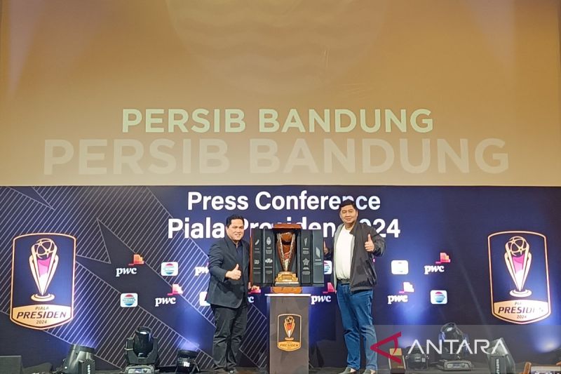 Ketua SC Piala Presiden 2024, Maruarar Sirait (kanan) dan Ketua Umum PSSI Erick Thohir dalam konferensi pers Piala Presiden 2024, di SCTV Tower, Jakarta, Senin (15/7/2024) - Image