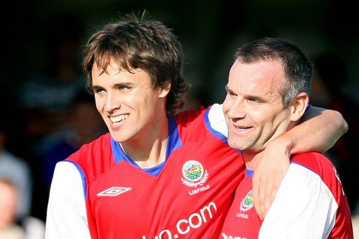 Striker Linfield Glenn Ferguson dan Paul Munster (kiri) merayakan kemenangan 5-0 Linfield melawan Bangor di Clandeboye Park pada 2008. (belfasttelegraph.co.uk) - Image