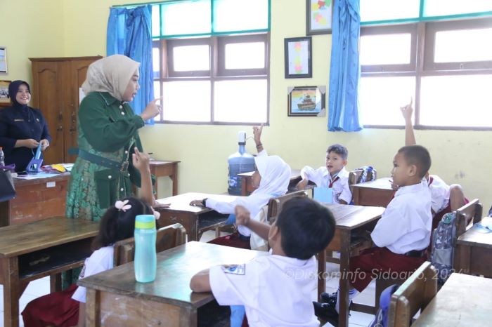 Bunda PAUD Sriatun Subandi tinjau kegiatan MPLS bagi siswa baru di SDN Bulusidokare dan SD Hangtuah 9 Candi Sidoarjo. (Pemkab Sidoarjo) - Image