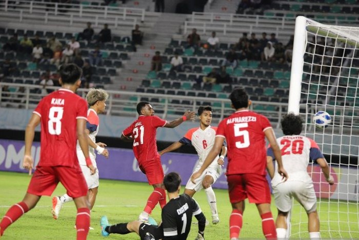Pesepak bola Indonesia membobol gawang Filipina dalam laga penyisihan grup A ASEAN U-19 Boys Championship di Stadion GBT Surabaya, Rabu (17/7) malam. (Rizal Hanafi/Antara) - Image