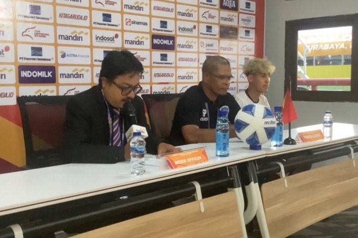 Pelatih Timor Leste Eduardo Pereira dan Bahkita dalam konferensi pers pasca kalahkan Filipina di Asean Cup U-19. (Moch. Rizky Pratama Putra/JawaPos.com) - Image