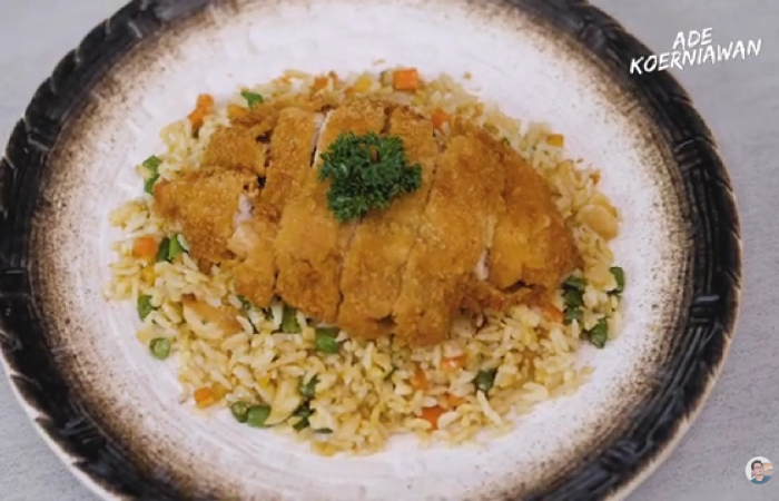 Resep Nasi Goreng Chicken Katsu yang Enak dan Cocok Dijadikan Sebagai Bekal Sekolah./Tangkap layar YouTube Ade Koerniawa - Image
