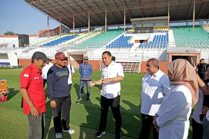 Wali Kota Surabaya Eri Cahyadi sidak persiapan terakhir Stadion Gelora 10 Nopember dan GBT untuk gelaran Piala AFF U-19, pada 17-29 Juli. (Pemkot Surabaya) - Image