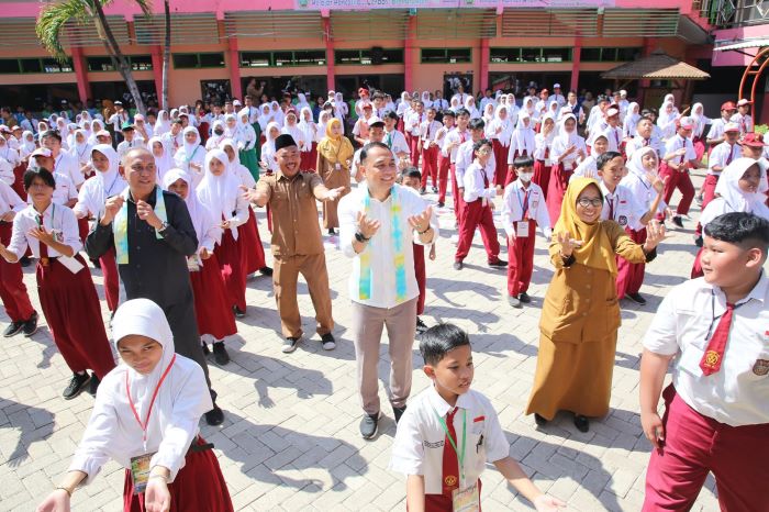 Wali Kota Surabaya Eri Cahyadi saat meninjau MPLS di salah satu sekolah beberapa waktu lalu. (Pemkot Surabaya) - Image