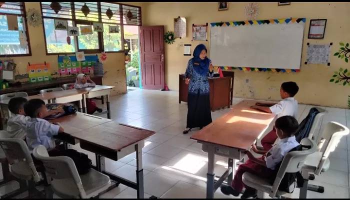 MINIM MURID: Suasana lokal kelas 1 siswa SDN 27 Sawahan Dalam yang jumlah siswanya hanya 6 orang. (Padang Ekspres) - Image