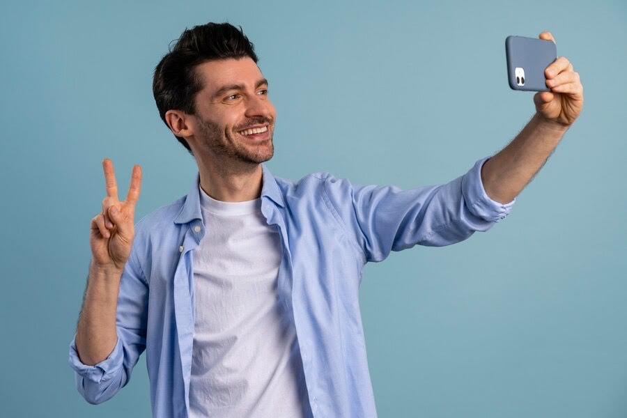 Ilustrasi kepribadian orang yang gemar foto selfie. (Freepik). - Image