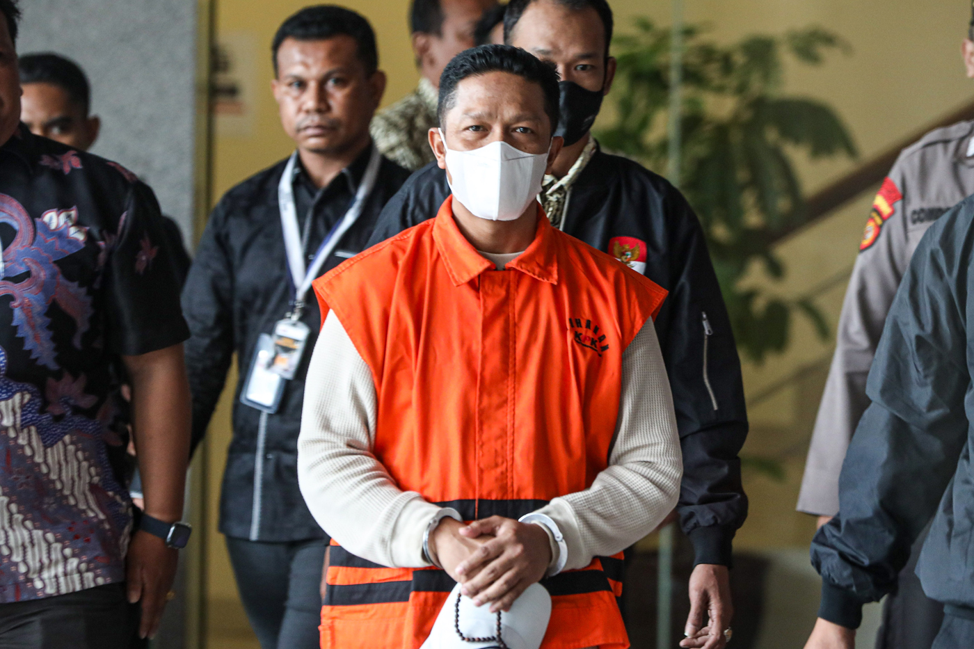 Tersangka penyuap mantan Gubernur Maluku Utara Abdul Gani Kasuba, Muhaimin Syarif berjalan menuju mobil tahanan usai konfrensi pers di Gedung Merah Putih KPK, Jakarta, Rabu (17/7/2024). (Salman Toyibi/Jawa Pos) - Image